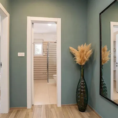 Gorgeous In With Kitchen Apartment *